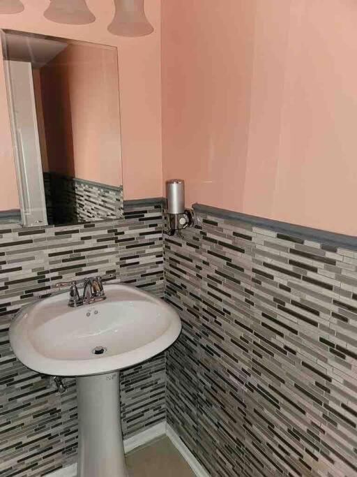 Apartamento Elegant 2-bedroom Pet-friendly W 2 Parking Spaces *