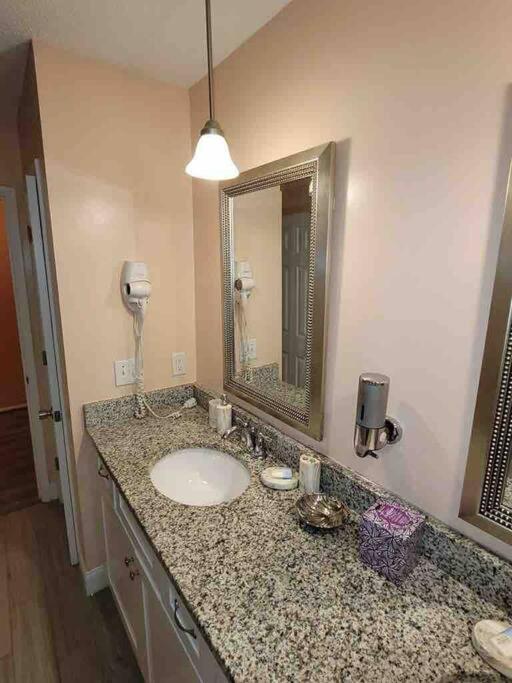 Elegant 2-bedroom Pet-friendly W 2 Parking Spaces Apartamento