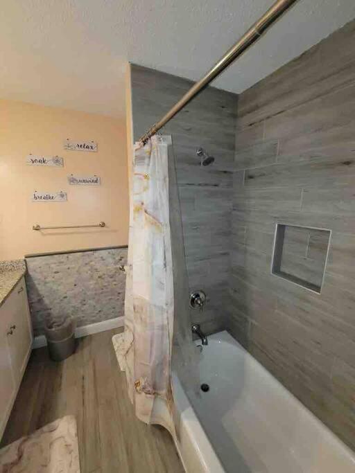 Elegant 2-bedroom Pet-friendly W 2 Parking Spaces Apartamento Hilton Head Island