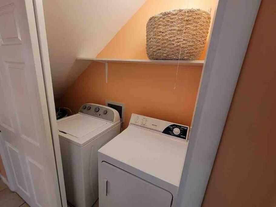 Elegant 2-bedroom Pet-friendly W 2 Parking Spaces Apartamento