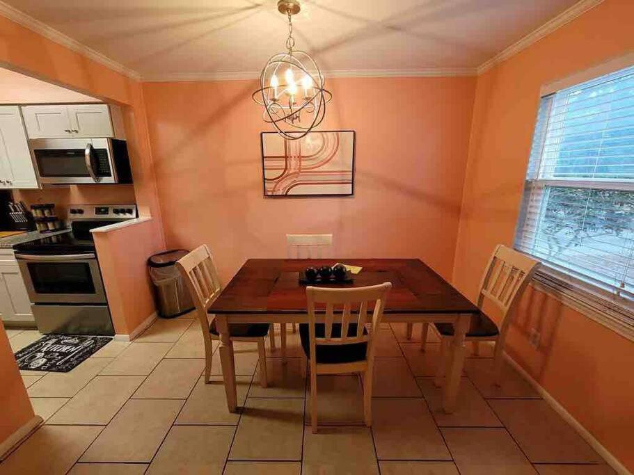 Elegant 2-bedroom Pet-friendly W 2 Parking Spaces Apartamento