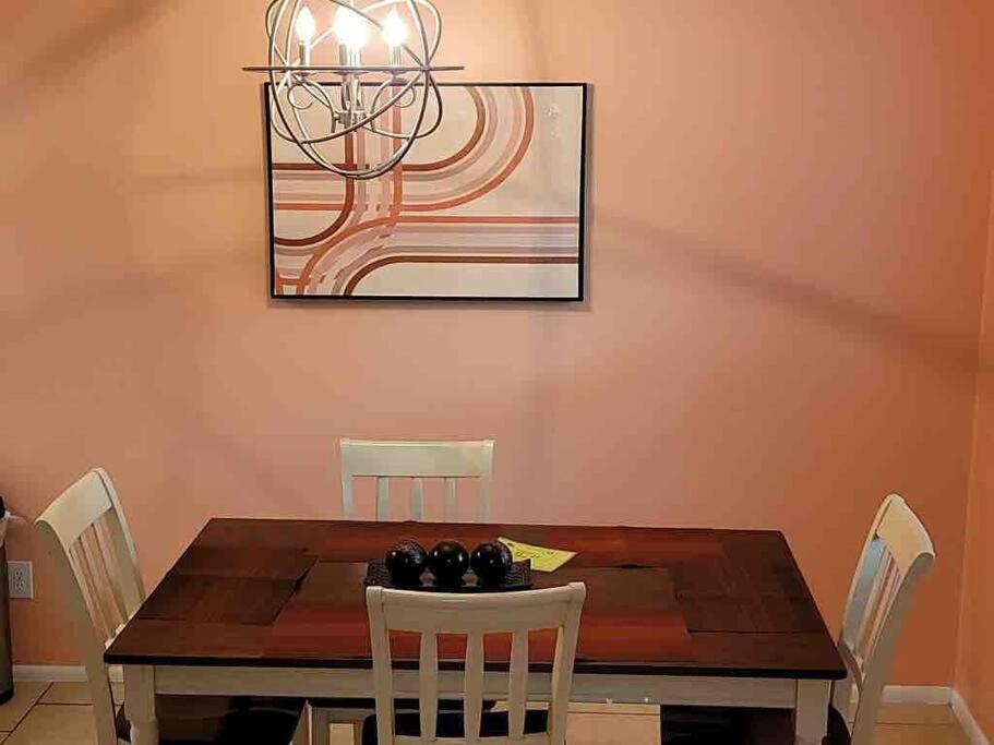 Elegant 2-bedroom Pet-friendly W 2 Parking Spaces Apartamento *