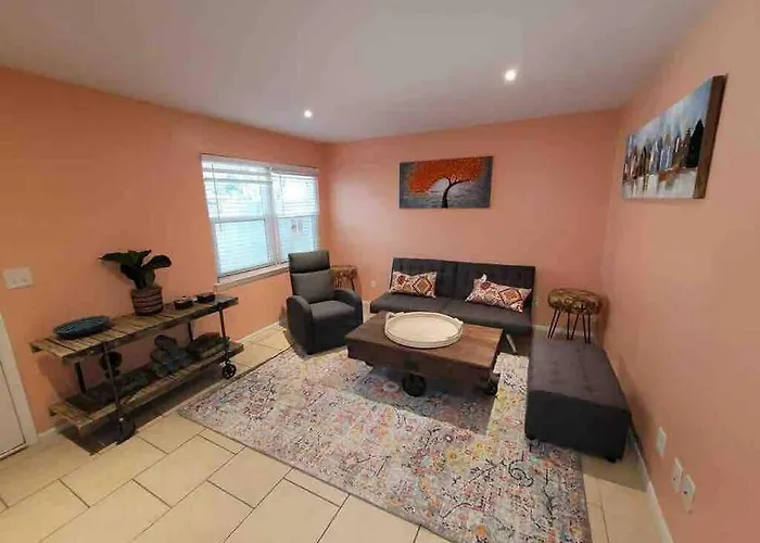 Elegant 2-Bedroom Pet-Friendly Villa W 2 Parking Spaces