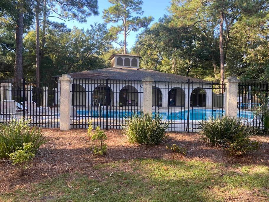 Elegant 2-bedroom Pet-friendly W 2 Parking Spaces Apartment *